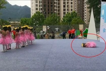Đang múa, bé gái nằm ngủ luôn trên sân khấu