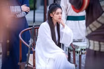 Mỹ nhân ngư Lâm Duẫn hóa Tiểu Long Nữ đẹp phiêu dật