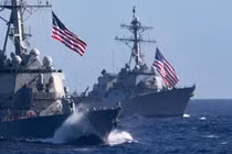 Tàu khu trục Mỹ lừng lững áp sát đảo nhân tạo phi pháp của Trung Quốc