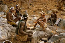 Kỳ lạ bộ tộc ăn lông ở lỗ như thời tiền sử