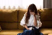 Đêm tân hôn, tôi hoảng loạn quỳ xuống trước mặt người này