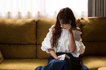 Đêm tân hôn, tôi hoảng loạn quỳ xuống trước mặt người này