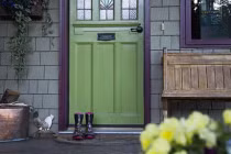 Cửa nhà xuất hiện 1 trong 6 thứ này gia chủ làm mãi vẫn nghèo