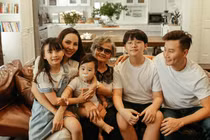 Các con của ca sĩ Hoàng Bách: Cậu cả giọng hay hơn bố