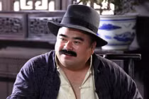 Nam diễn viên 'Lộc đỉnh ký' nhặt phế liệu, bán hàng rong kiếm sống