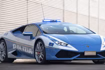 Cảnh sát Italia dùng siêu xe để chuyển món quà Giáng sinh