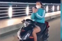 Cô gái Quảng Ngãi chạy xe máy không đội MBH, thả 2 tay... múa quạt