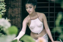 Người mẫu Ukraine diện yếm có gây xôn xao hơn thiếu nữ Việt?