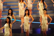 Phương Mai đăng lại loạt ảnh thời thi hoa hậu