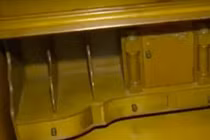 Mua chiếc bàn cũ giá rẻ về nhà, phát hiện kho tiền 2,9 tỷ