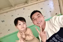 Chàng trai thân thiết với Hòa Minzy ở Hồ Gươm gây xôn xao