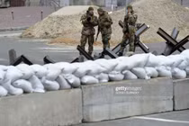 Đoàn xe 64 km của Nga vẫn dừng, Kiev xây rào chống tăng chờ sẵn