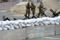 Đoàn xe 64 km của Nga vẫn dừng, Kiev xây rào chống tăng chờ sẵn