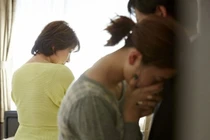 Mẹ ép giao ra tiền tiết kiệm để mua nhà cho anh trai