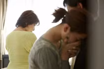 Mẹ ép giao ra tiền tiết kiệm để mua nhà cho anh trai