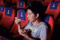 Sự thật về việc ăn cơm nhà trong rạp phim khiến giới trẻ xôn xao