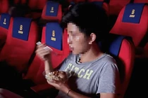 Sự thật về việc ăn cơm nhà trong rạp phim khiến giới trẻ xôn xao
