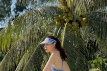 Bà xã Cường Đô La diện áo bơi giá gần 30 triệu đồng