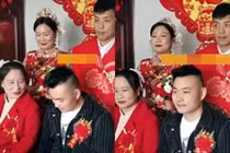 Ngoại hình bố mẹ vợ trong đám cưới khiến nhiều người tò mò