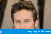 Tài tử 'có gương mặt điển trai đến khó tin' làm nhân viên phục vụ