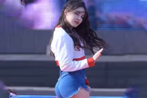 Những chiếc quần kiệm vải khiến sao nữ bị phản ứng