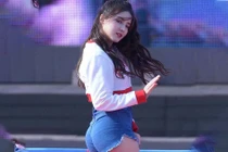 Những chiếc quần kiệm vải khiến sao nữ bị phản ứng