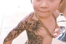 Cậu bé 6 tuổi có hình xăm khủng khiến ai cũng hoảng