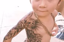 Cậu bé 6 tuổi có hình xăm khủng khiến ai cũng hoảng