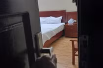 Nghi nhà có trộm, vợ lén lắp camera phát hiện sự thật động trời