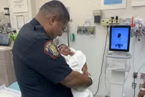 Bé 1 tháng tuổi bị ném từ ban công tầng 2 may mắn thoát chết