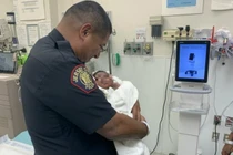 Bé 1 tháng tuổi bị ném từ ban công tầng 2 may mắn thoát chết