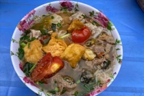 Bát bún 100.000 đồng, cốc cà phê phụ thu 'VAT 100%'