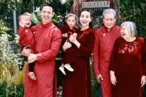 Bố mẹ Kim Lý tặng cặp song sinh Lisa - Leon món quà đặc biệt