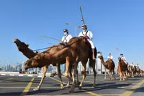 Đến hẹn lại lên: Quân đội Qatar duyệt binh với kỵ binh và lạc đà