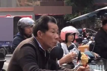 Ông đón cháu đi học về, thứ được cầm trên tay khiến dân mạng “rụng tim"