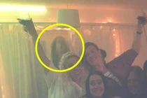 Chụp ảnh làm kỷ niệm, nhóm bạn sợ xanh mặt với bức hình