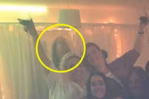 Chụp ảnh làm kỷ niệm, nhóm bạn sợ xanh mặt với bức hình