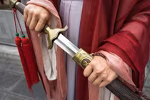 Tại sao tua được buộc vào thanh kiếm cổ đại?