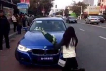 Nguyên nhân cô gái ôm hoa quỳ trước đầu xe BMW