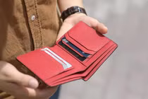 Âm thầm giấu 4 vật trong ví giúp tháng cô hồn 'nhẹ tựa lông hồng'