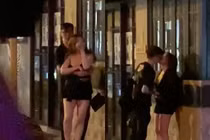 Hành động kỳ quặc của cô gái say xỉn khiến nhiều người đỏ mặt