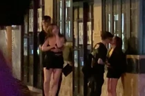 Hành động kỳ quặc của cô gái say xỉn khiến nhiều người đỏ mặt