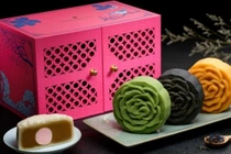 Bánh trung thu màu mè, đắt đỏ: Khách thích 'ném tiền qua cửa sổ'