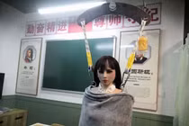 Ông chủ 34 tuổi khởi nghiệp bằng dịch vụ búp bê "người lớn" 