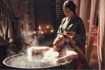 Khi Hoàng đế tắm, ai sẽ là người phục vụ?