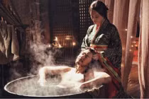 Khi Hoàng đế tắm, ai sẽ là người phục vụ?