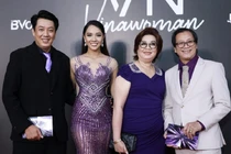 Xúc động khoảnh khắc bố Khánh Vân ôm hôn con gái trên thảm đỏ