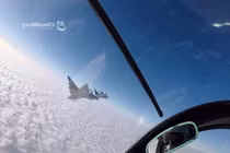 Cận cảnh "thượng phương bảo kiếm" của trong tay Không quân Trung Quốc