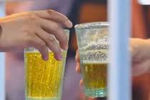 Dùng dao xử bạn nhậu vì chuyện uống bia không đều