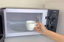 Đặt một bát nước vào trong lò vi sóng chỉ trong vài giây